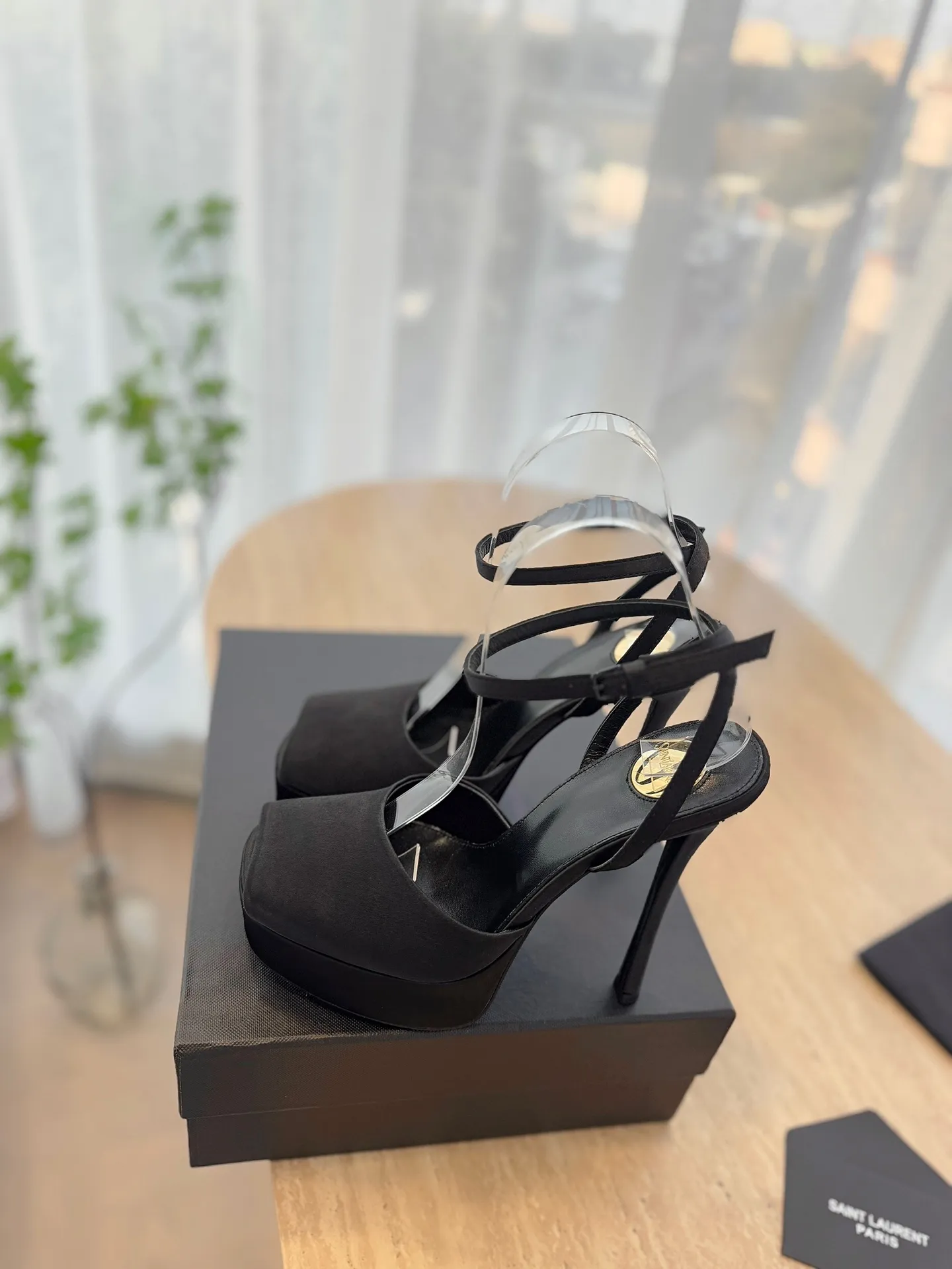 👟👟Ex-factory price 620👟👟 "SAINT LAUREN*" Saint Laurent ysl 25/spring and summer new catwalk high heels·new shoe style with 3 cm water platform. Only YSL understands women's hearts best and does not accept refutation. It is a super invincible feminine artifact and a must-have for women (z-product full-body customization, own molded toe hardware, perfect consistency). Compare the differences between pictures and goods on the market. ✔Upper: Customized imported silk, patent leather ✔Inner lining: imported sheepskin ✔Sole: imported genuine leather outsole ✔Heel height: 14cm ✔Number of yards: 35-39 (40.41.42 can be customized and non-returnable) (Full set of packaging)